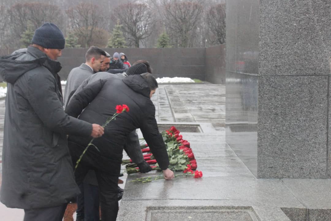 A nombre de nuestro @Partido y pueblo, rendimos homenaje a los héroes del bloqueo a Leningrado, en el cementerio memorial Piskarióvskoye. Duelo por las más de 700 000 víctimas de los 900 días de asedio, pero orgullo infinito por la firmeza de una ciudad que jamás se rindió.