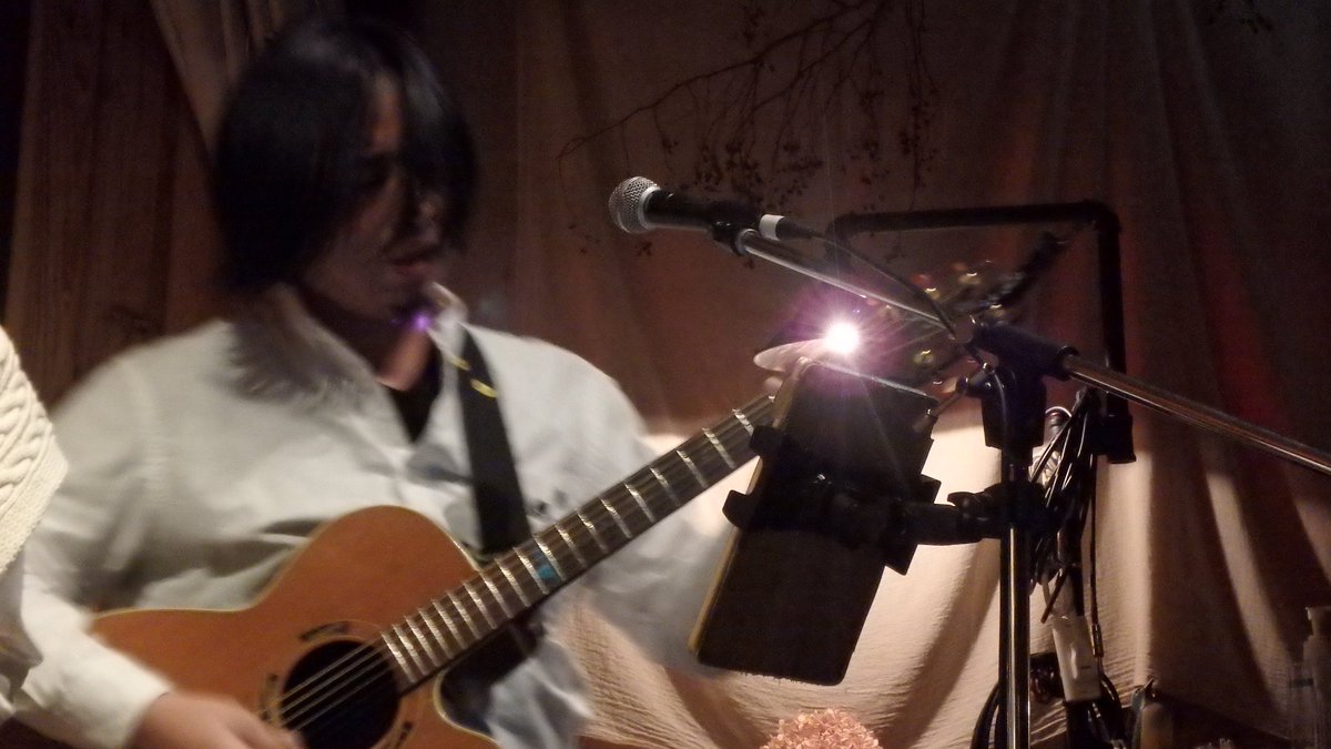 10wj0's tweet photo. 昨晩はAsaake企画「君が生まれた日の空は」vol.4へ。指折り数えて楽しみにしていたライブ。まさかのトッパー #Asaake バンドセットで初めて聴けた。いつもの2人も良いがそれ以上の良さが溢れてた。ピアノ、アコーディオン、ドラムにベースで深みのある曲へ。個人的にアコーディオンとの親和性良かった https://t.co/9S8bJFRBWQ