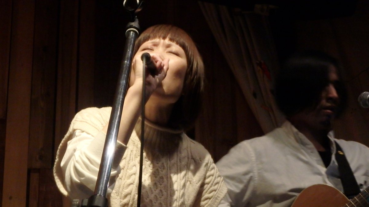 10wj0's tweet photo. 昨晩はAsaake企画「君が生まれた日の空は」vol.4へ。指折り数えて楽しみにしていたライブ。まさかのトッパー #Asaake バンドセットで初めて聴けた。いつもの2人も良いがそれ以上の良さが溢れてた。ピアノ、アコーディオン、ドラムにベースで深みのある曲へ。個人的にアコーディオンとの親和性良かった https://t.co/9S8bJFRBWQ