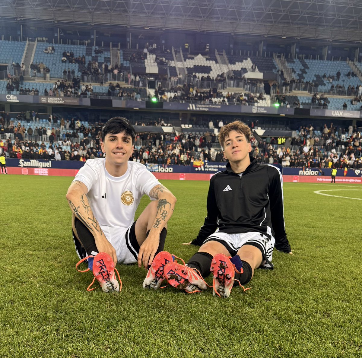 Gracias a ustedes por darnos la oportunidad de estar en estos lugares.

Otra derrota mas. Hemos reído. 

Los quiero ❤️