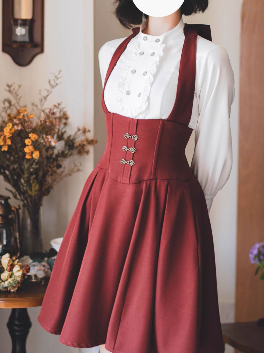 ManusxMachina's tweet image. 英国のお嬢様のスタンドカラーブラウス - White 
manus-machina.com/collections/ne… 
立ち上がった小ぶりのスタンドカラーから胸元へと続くダブルボタン仕様の前立てに、細かなフリルをあしらった端正でクラシカルなブラウス。前身頃は体の曲線を美しく見せるようにシェイプされ、上品さを際立たせています。