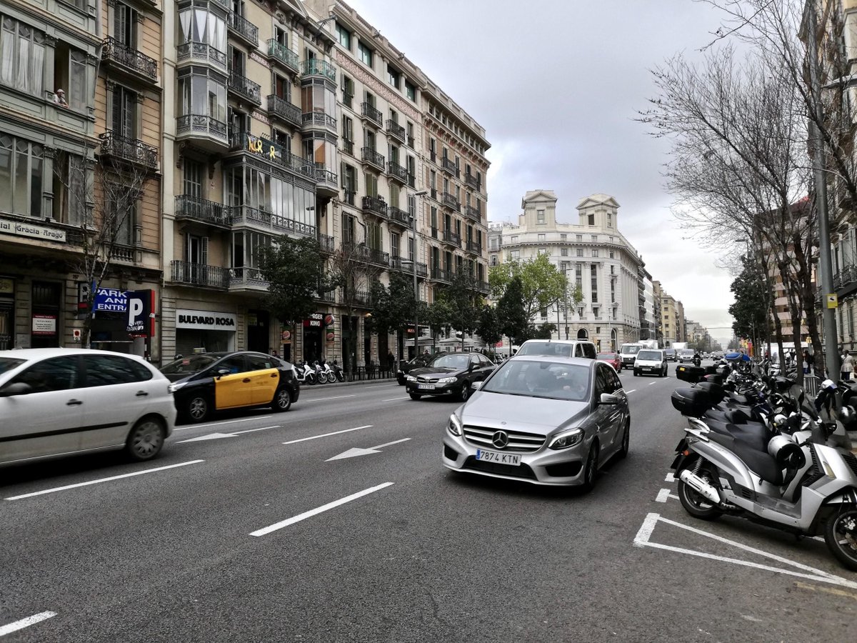 🏠El 55% d les llars no tenen cotxe 
🚶‍♀️🚲🚇El 80% d la mobilitat és a peu, en bici o transport públic 
🚘🏍️Però el 70% d l’espai viari és x cotxes i motos
💸Estem subvencionant una minoria que contamina, fa soroll i ocupa espai 
👉Això no és mobilitat: és privilegi
#BCNmobilitat