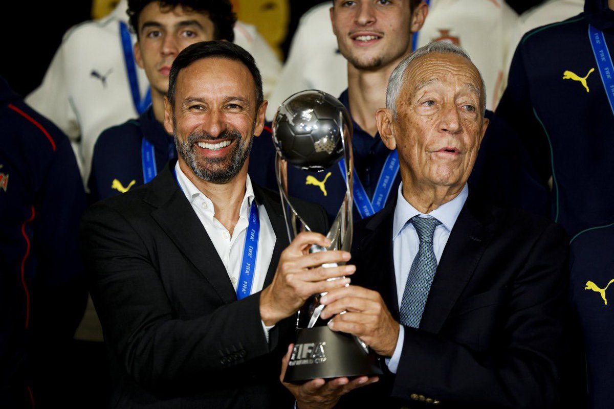 MiguelMartinho7's tweet image. Os campeões do mundo de Sub-17 chegaram a Lisboa, e no Palácio de Belém, tiveram uma presença inédita com a selfie ao lado do presidente da república Marcelo Rebelo de Sousa.

Foto para a prosperidade! 👏🏻🇵🇹
#U17WC #FazHistória