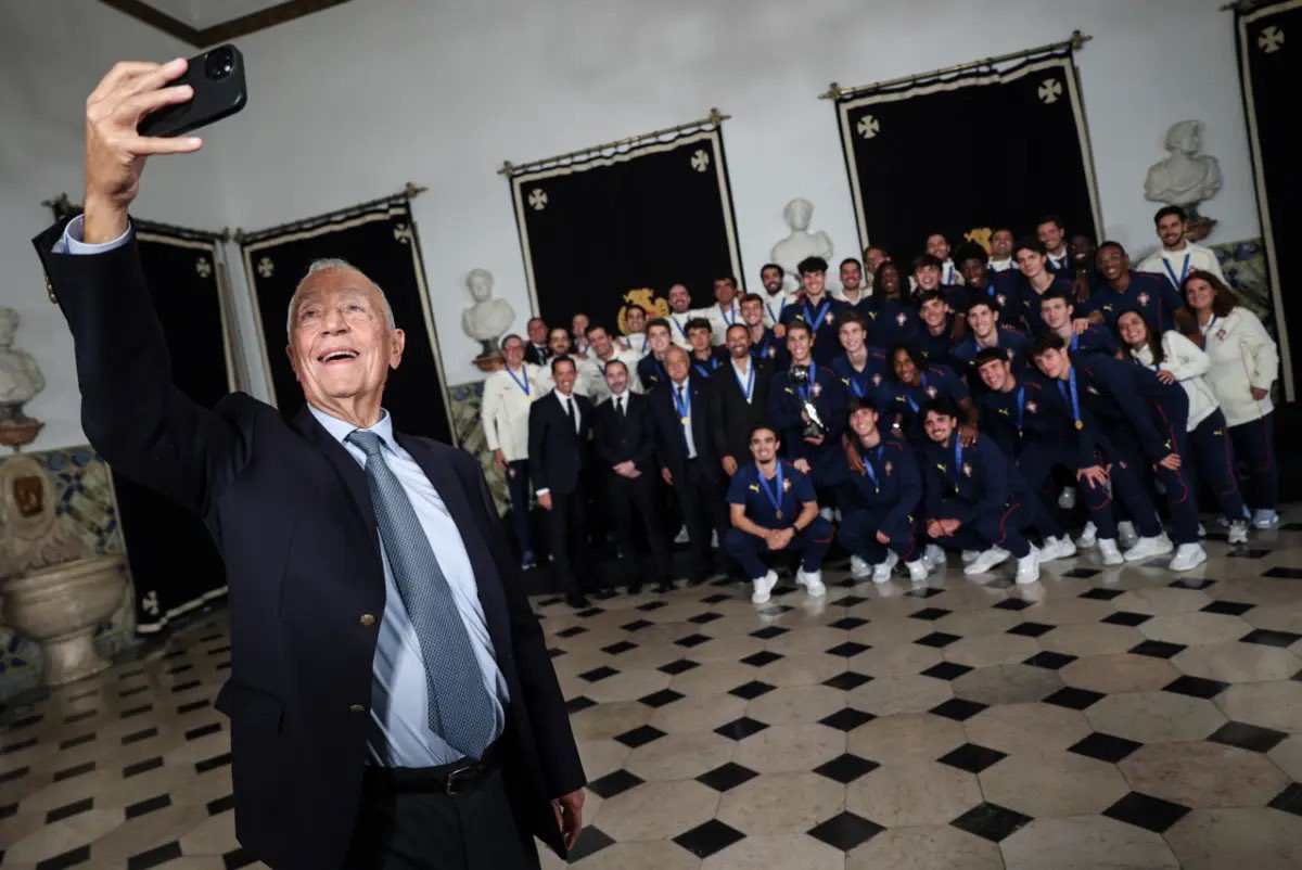 MiguelMartinho7's tweet image. Os campeões do mundo de Sub-17 chegaram a Lisboa, e no Palácio de Belém, tiveram uma presença inédita com a selfie ao lado do presidente da república Marcelo Rebelo de Sousa.

Foto para a prosperidade! 👏🏻🇵🇹
#U17WC #FazHistória