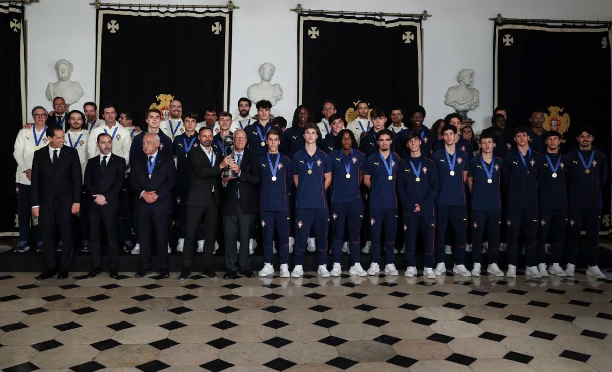MiguelMartinho7's tweet image. Os campeões do mundo de Sub-17 chegaram a Lisboa, e no Palácio de Belém, tiveram uma presença inédita com a selfie ao lado do presidente da república Marcelo Rebelo de Sousa.

Foto para a prosperidade! 👏🏻🇵🇹
#U17WC #FazHistória