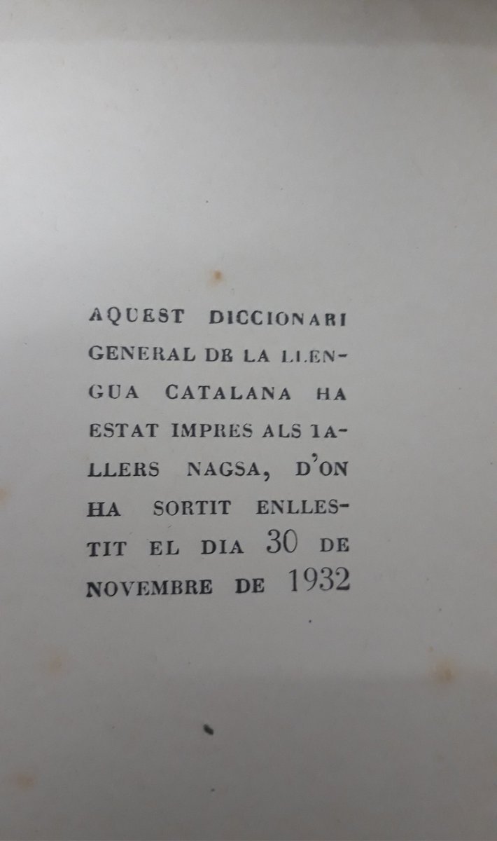 30 de novembre de 1932:
La llibreria Catalònia (López Llausàs) publicà la primera edició del Diccionari Fabra.

El 4 de febrer de 1939 les planxes originals del diccionari i els romanents editorials van ser destruïts per l'exèrcit ocupant.

Detall de la darrera pàgina, la 1783.