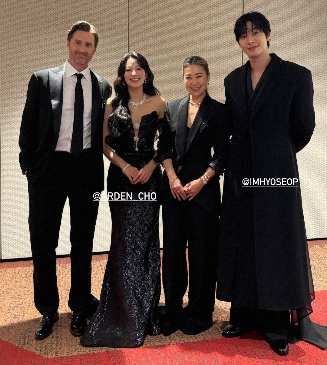 dailyahnhyoseop's tweet image. 📸 | Ahn Hyo Seop with Arden Cho (voice actor of Rumi), Maggie Kang (creator and director), and Chris Appelhans (co-director) at the 2025 MAMA Awards backstage.

#AhnHyoSeop #안효섭
#KPOPDEMONHUNTERS 
#MAMAAWARDS #2025MAMAAWARDS