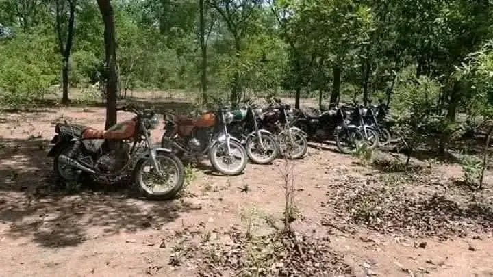 legeographe221's tweet photo. Face à la puissance de feu des vecteurs aériens des FAMa, c’est le sauve-qui-peut!
La forêt se transforme en parking spontané d’engins dont les propriétaires font plus à leurs pieds!
VIVE LA RÉVOLUTION PROGRESSISTE POPULAIRE MALIENNE #RPPM https://t.co/ZINFBOaY82