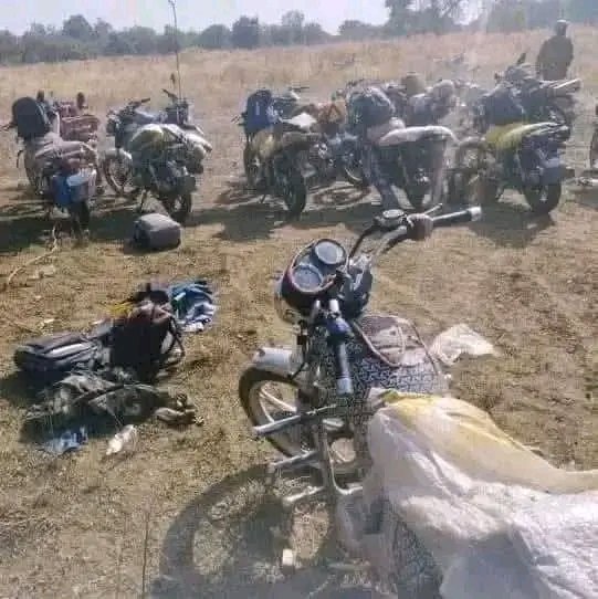 legeographe221's tweet photo. Face à la puissance de feu des vecteurs aériens des FAMa, c’est le sauve-qui-peut!
La forêt se transforme en parking spontané d’engins dont les propriétaires font plus à leurs pieds!
VIVE LA RÉVOLUTION PROGRESSISTE POPULAIRE MALIENNE #RPPM https://t.co/ZINFBOaY82