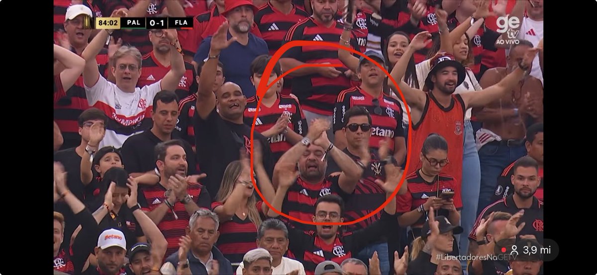 carlitusneto's tweet image. O Rio de Janeiro pegando fogo e Cláudio Castro no jogo do Flamengo em Lima no Peru se divertindo. Tá cuidando do povo do Rio né?