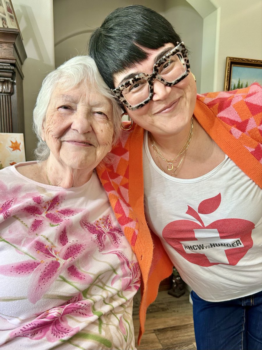 fumikochino's tweet image. Every year since 2020 my retired #radonc mom donates to #HCWvsHunger by supporting her church&apos;s food ministry. Almost invariably, she sends me a photo of her donation check too late for me to actually log. 

BUT NOT THIS YEAR. Her donation will count ✅❤️🍎 #DiagnoseAndTreats