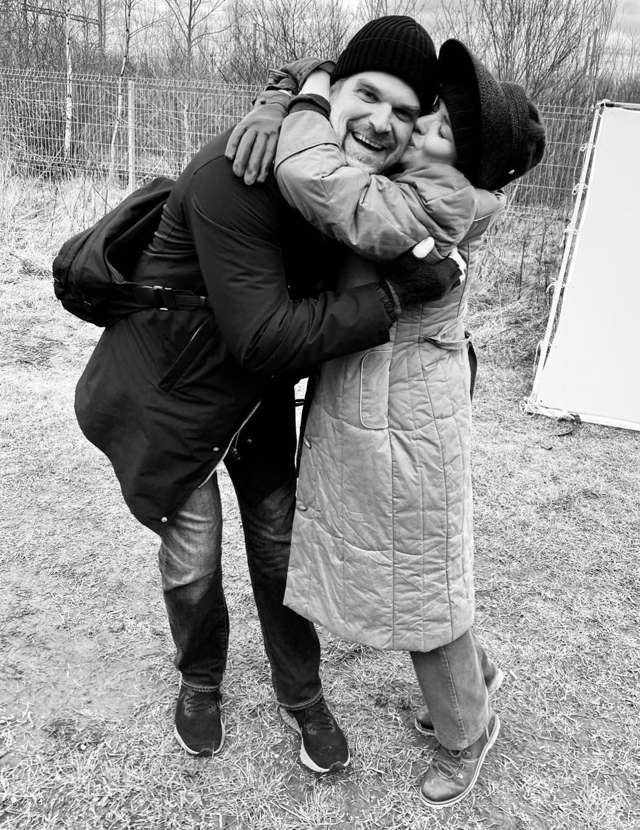comfortdanona's tweet photo. waiting for our kiss on the cheek s5 edition https://t.co/UggmJ3w4LD