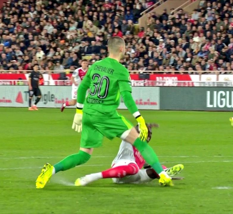 Vincent_1393's tweet photo. Il y avait la VAR aujourd'hui en Ligue 1 ? 

Car : entre Lucas Chevalier qui se fait démolir la cheville et Igor Paixão qui se fait pousser jusqu'en virage...

C'était sacrément litigieux. 🙄 https://t.co/lDk00al4t6
