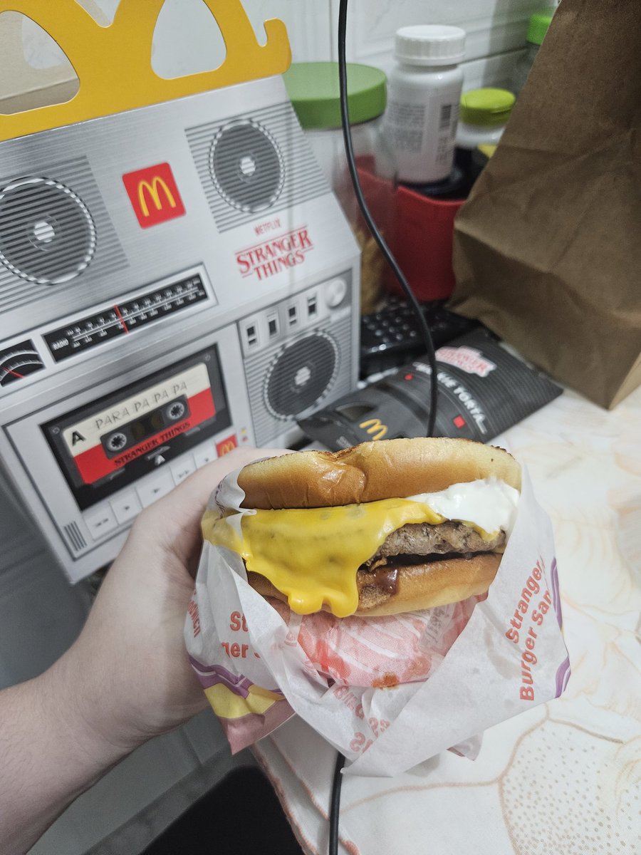 yongbyuI's tweet image. cai nesse golpe do lanche do stranger things