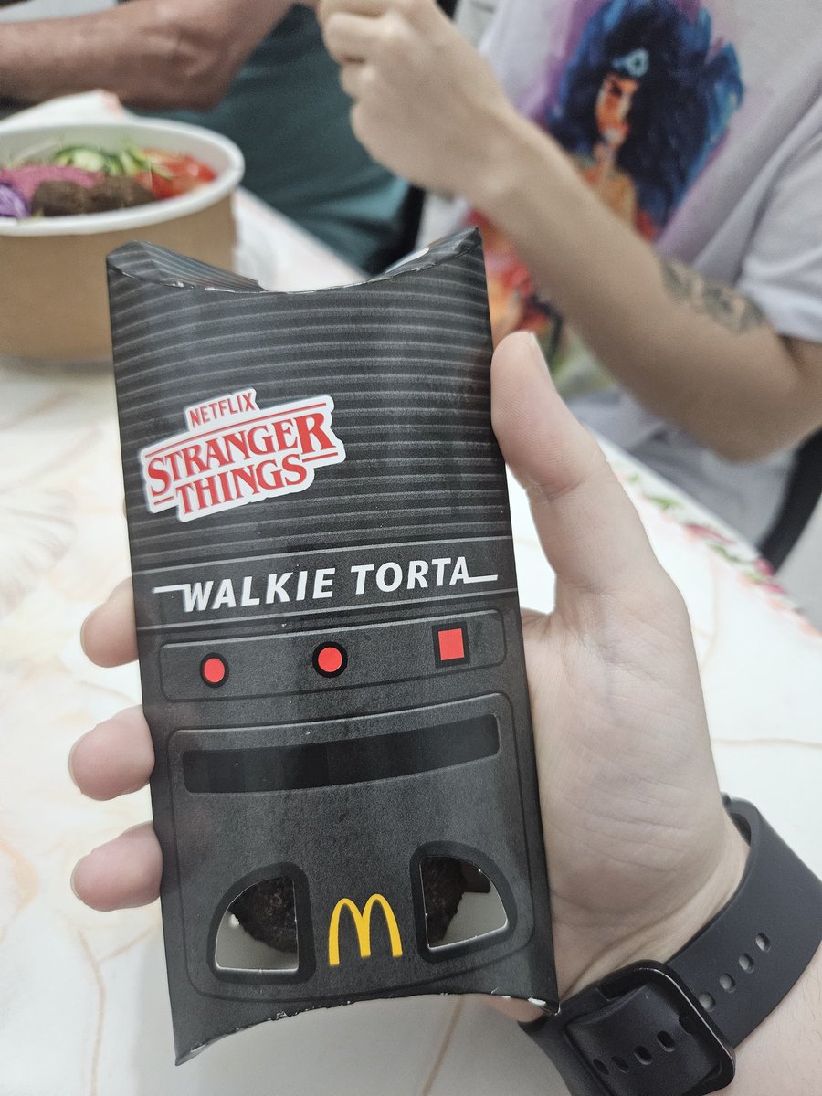 yongbyuI's tweet image. cai nesse golpe do lanche do stranger things