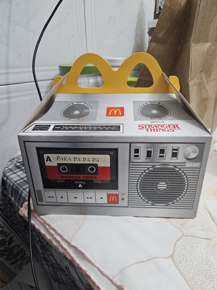 yongbyuI's tweet image. cai nesse golpe do lanche do stranger things