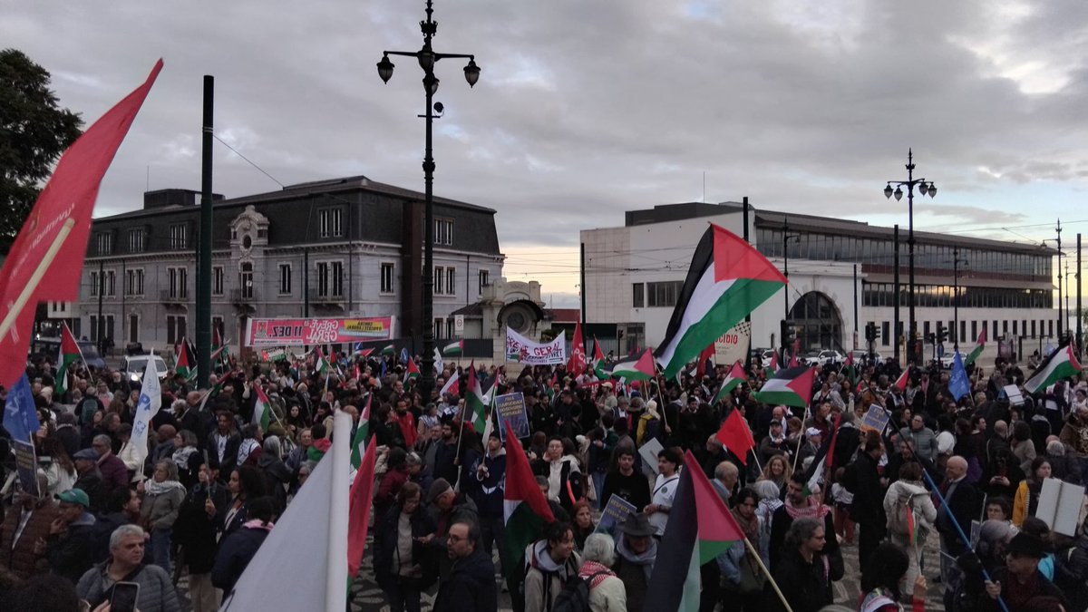 Rsulaiman13's tweet photo. Today in 🇵🇹 courageous, dedicated, and principled beautiful crowds from the solidarity movement in 🇵🇹 took the streets to send a loud message that we are not, we will never be alone in the struggle for justice , freedom and peace ! Mutio obrigada 🙏 https://t.co/DRyPRyfEac