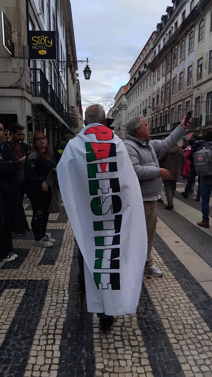 Rsulaiman13's tweet photo. Today in 🇵🇹 courageous, dedicated, and principled beautiful crowds from the solidarity movement in 🇵🇹 took the streets to send a loud message that we are not, we will never be alone in the struggle for justice , freedom and peace ! Mutio obrigada 🙏 https://t.co/DRyPRyfEac