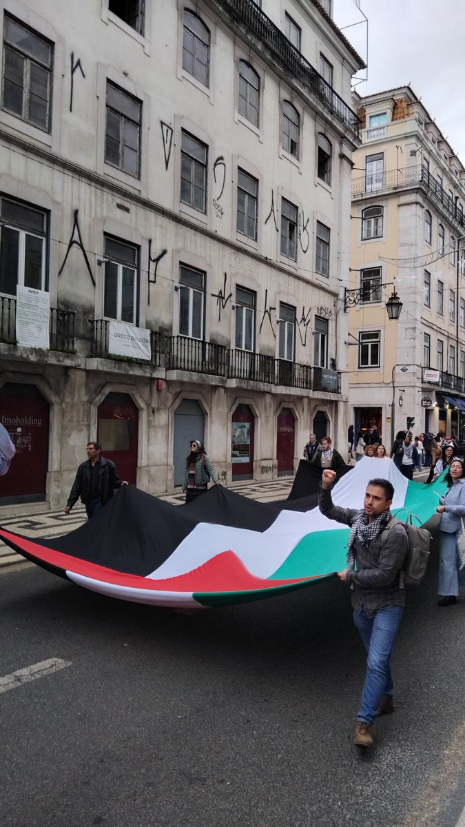 Rsulaiman13's tweet photo. Today in 🇵🇹 courageous, dedicated, and principled beautiful crowds from the solidarity movement in 🇵🇹 took the streets to send a loud message that we are not, we will never be alone in the struggle for justice , freedom and peace ! Mutio obrigada 🙏 https://t.co/DRyPRyfEac