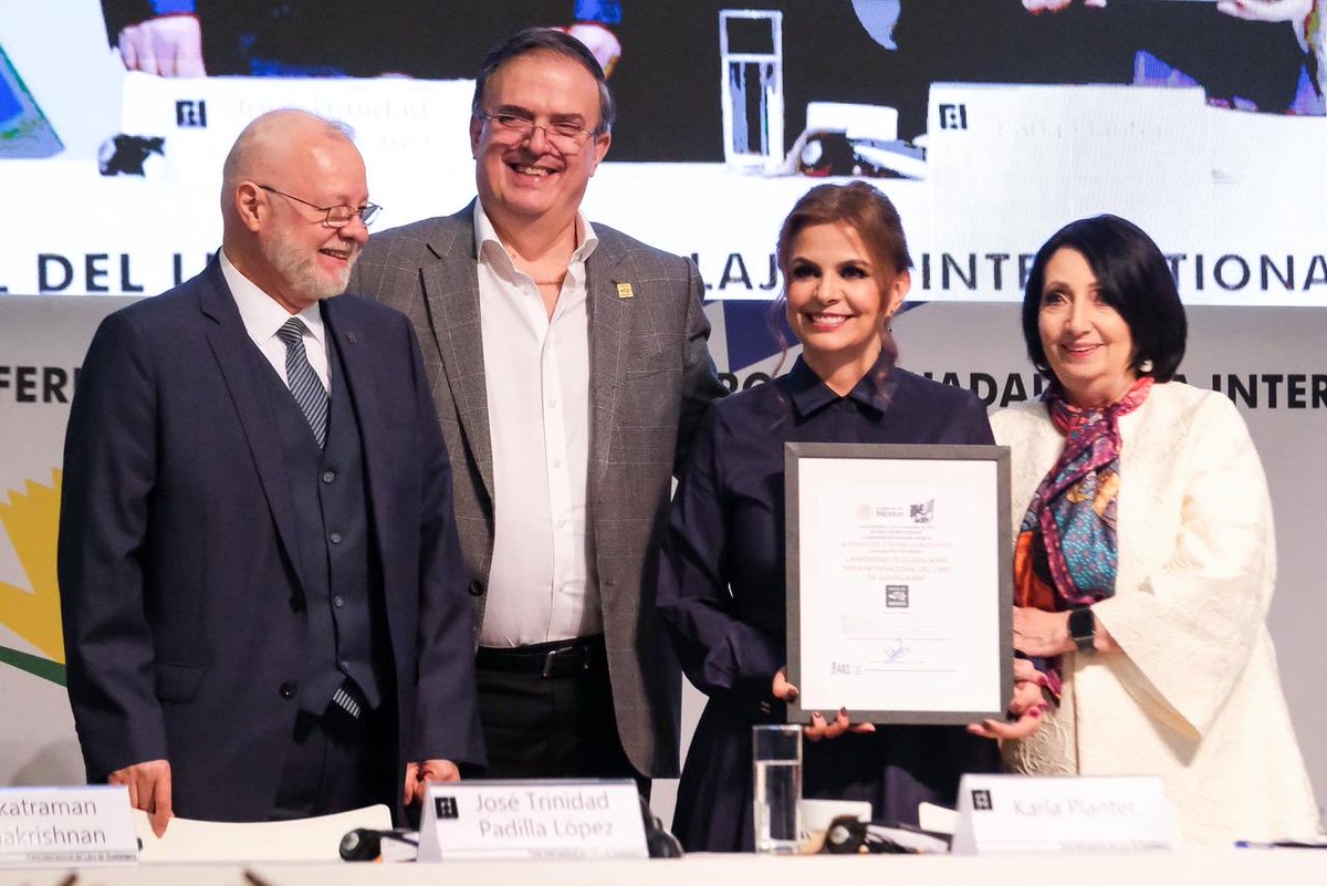 El certificado Hecho en México otorgado a la FIL y a la Universidad de Guadalajara reconoce su eficaz labor de difusión cultural y enorme aportación a la cultura universal. Felicidades a Karla Planter ,primera rectora en la historia de esa histórica casa de estudios !!