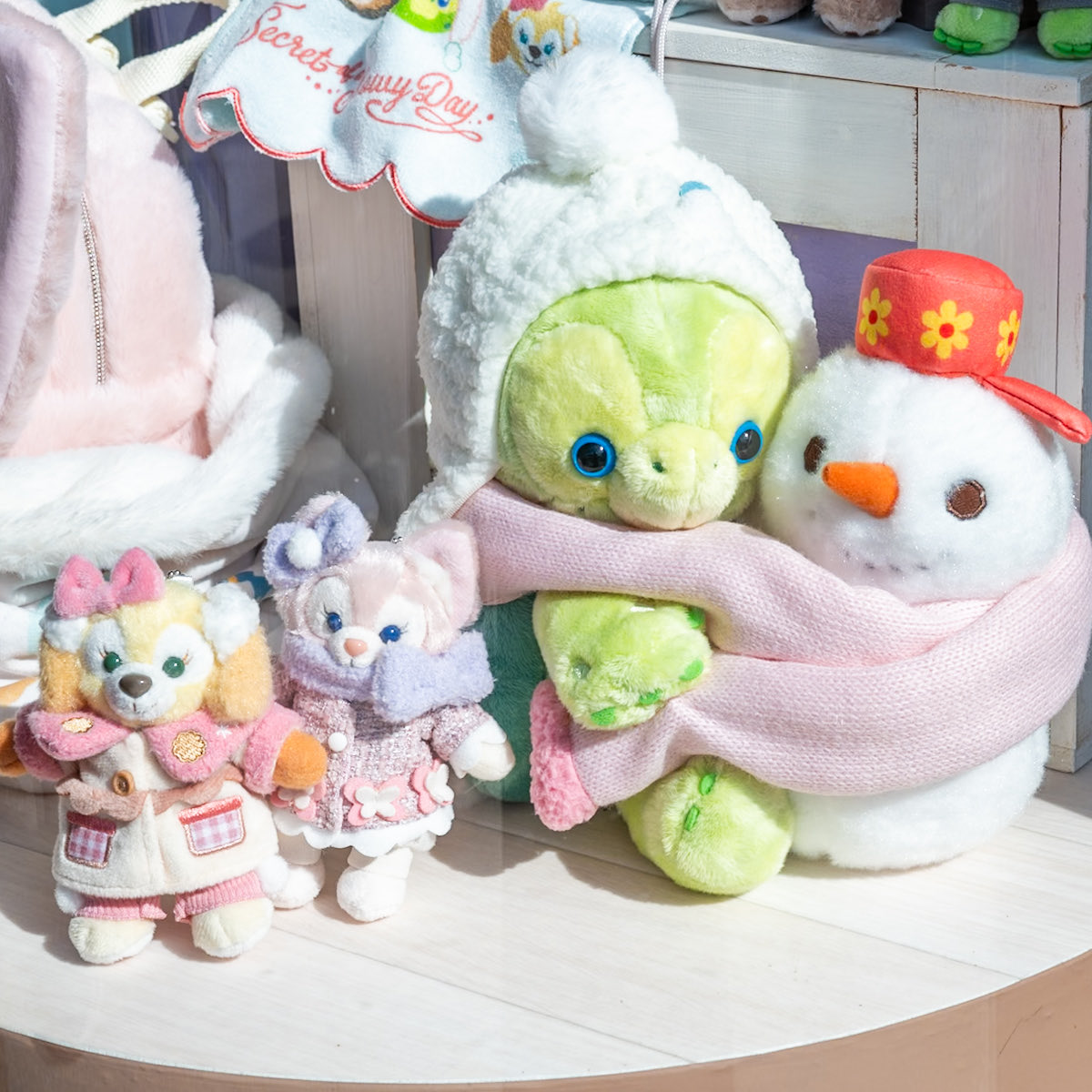 雪の日のひみつ”を探すダッフィーたちがかわいい！ 東京ディズニーシー