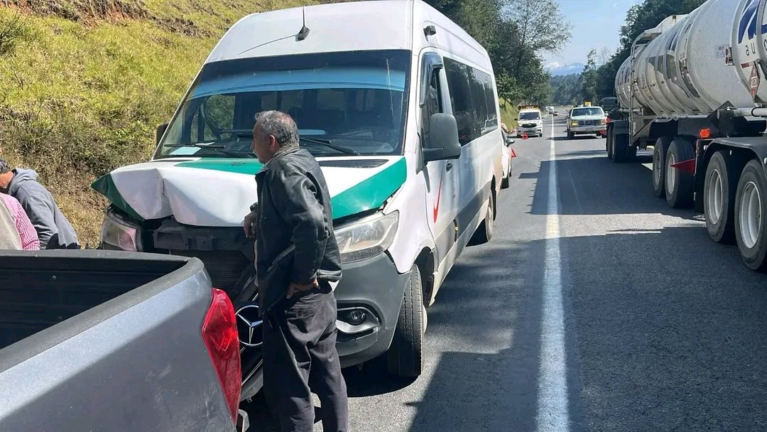 DiarioSNPue24's tweet image. #Acaxochitlán_Hidalgo 📣
🚨Se registró choque por alcance en el kilómetro 115+500, tramo Tejocotal - San Alejo, de la autopista 🛣️ México - Tuxpan; a la altura de la comunidad &quot;La Mesa&quot; en  #Acaxochitlán, #Hidalgo.
@GN_Carreteras

#DiarioSNPue ✅
@DiarioSNPue24