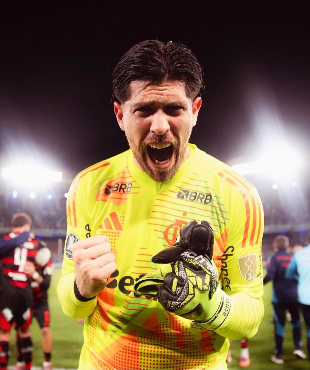 mauridiosmacri's tweet image. 🔹️ JRR lo echó de Boca siendo la figura principal del equipo.
🔹️ Se fué a pelearla al Fútbol Árabe.
🔹️ Volvió a America para jugar en Flamengo.
🔹️ En Brasil ya ganó 6 títulos (con el de recién)
🔹️ Acaba de salir CAMPEÓN DE AMERICA.

🔥 AGUSTIN ROSSI, SEÑORES.

(Mientras…