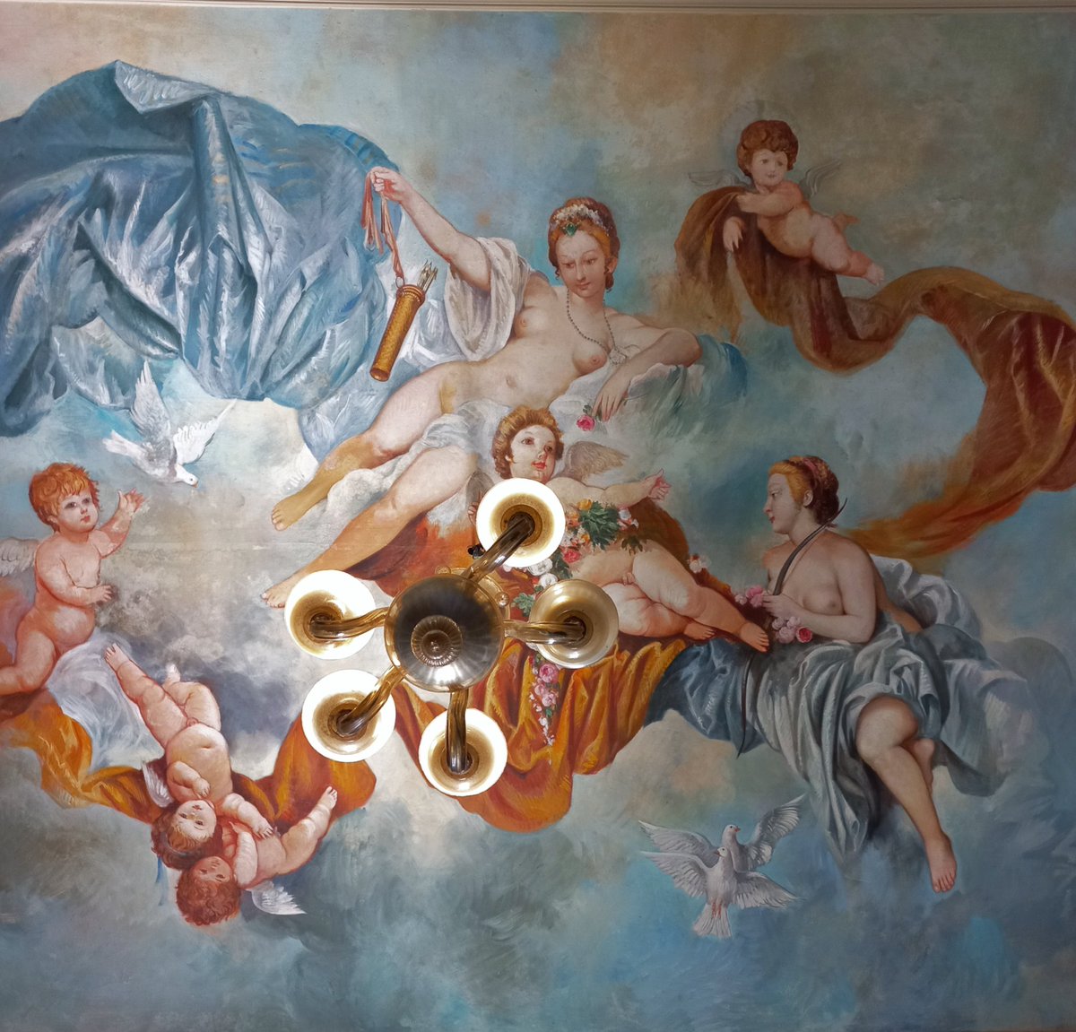 متحف المجوهرات بس بص فوق