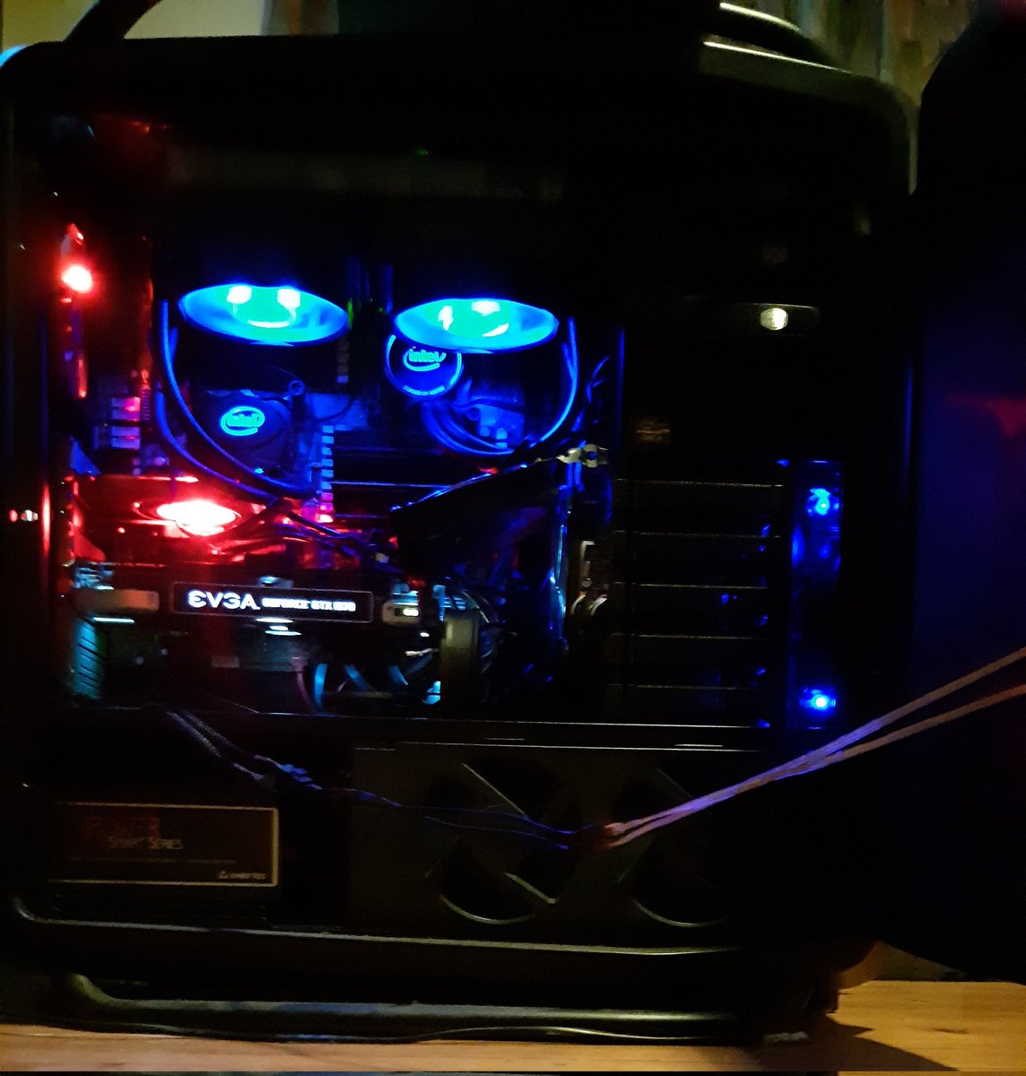 DaniscoMark's tweet image. I am running a dual Xeon X5690 with dual water cooling, costum made bios, so both CPU run 4.5Mhz sync on all cores, Samsung PC3 192gb ECC 12800 Triple mode. Dual both Windows 10 and Windows 2019 server.its flying.