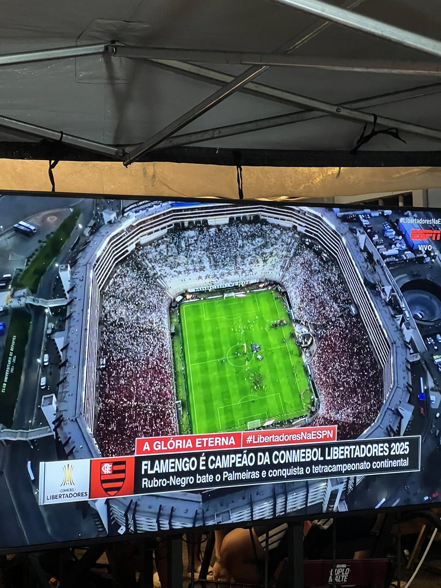 É tetra porraaaaa

Filipe Luís fazendo história no Clube de Regatas do Flamengo!!!!!