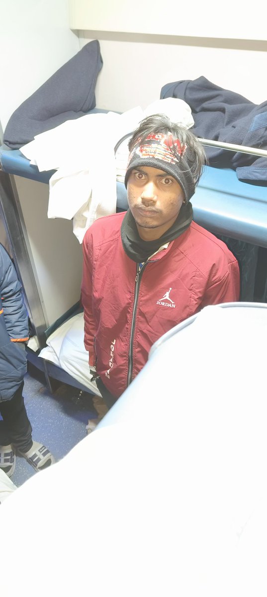 adityasing76380's tweet photo. My wife's phone has stolen from train my pnr no is 6159350894 https://t.co/wC8urkc9Tg