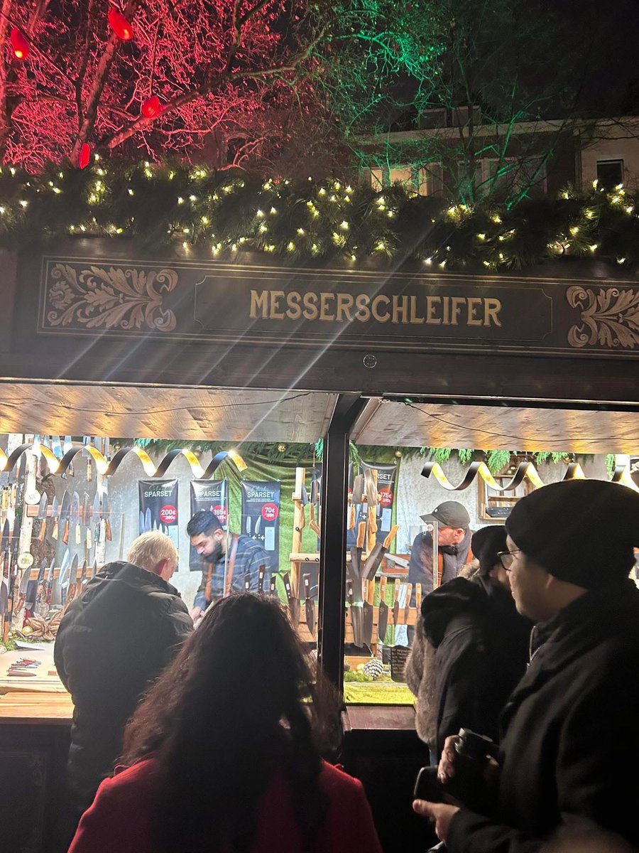 Wer sein Messer vergessen hat, der kann sich eins am 
Kölner Weihnachtsmarkt kaufen…

Wir Kölner denken eben mit 🥳