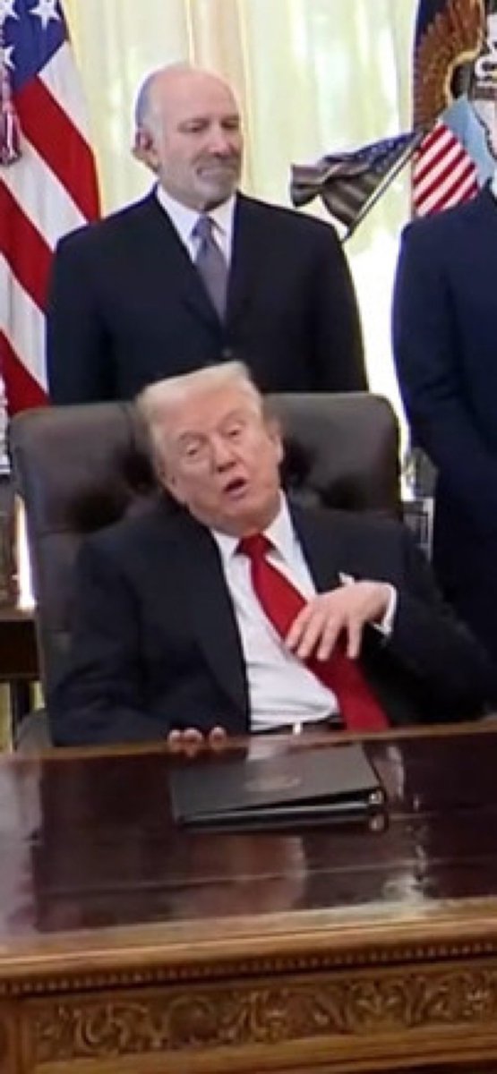 trouble_man90's tweet image. Pop quiz: 

Which one of these two guys was forced off of his presidential ticket by his decades long friends and colleagues and ran out of town because he was “too old”??