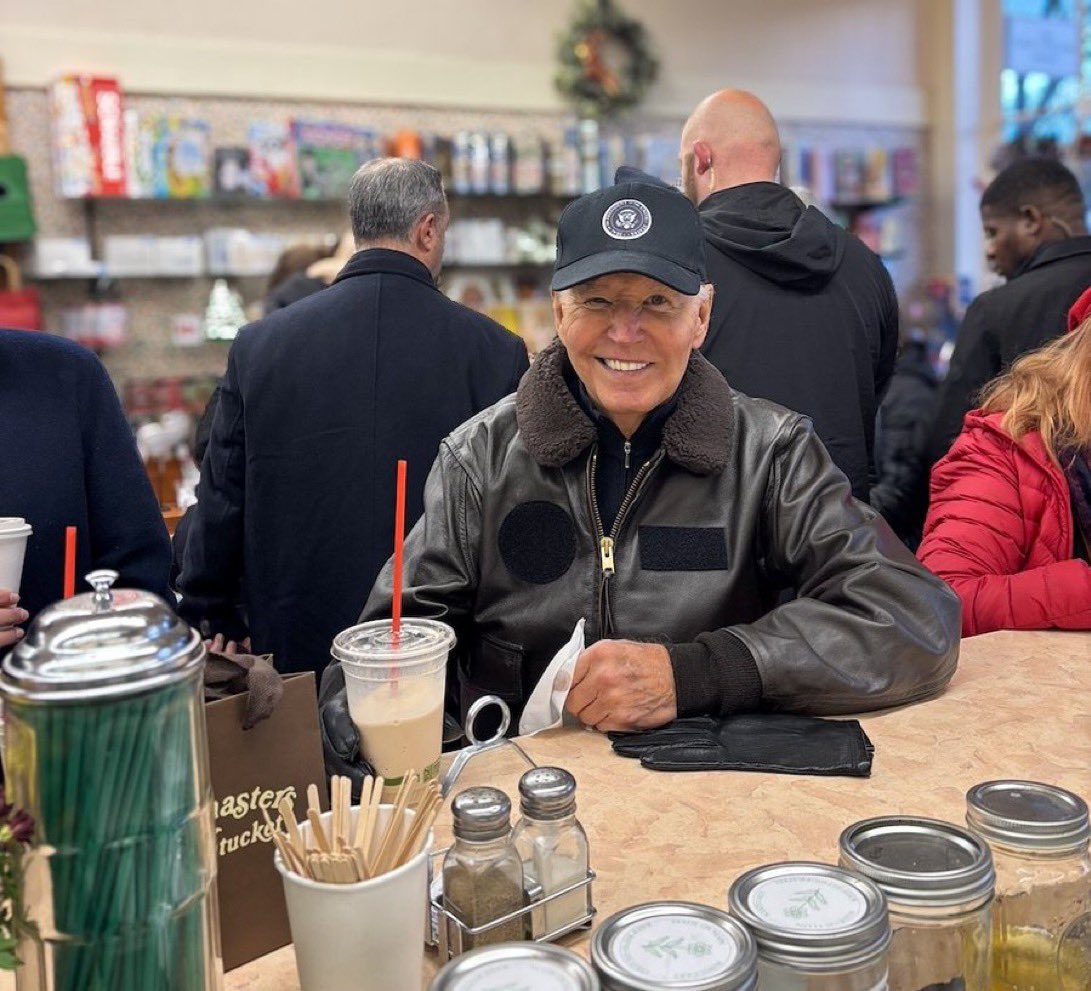 trouble_man90's tweet image. Pop quiz: 

Which one of these two guys was forced off of his presidential ticket by his decades long friends and colleagues and ran out of town because he was “too old”??