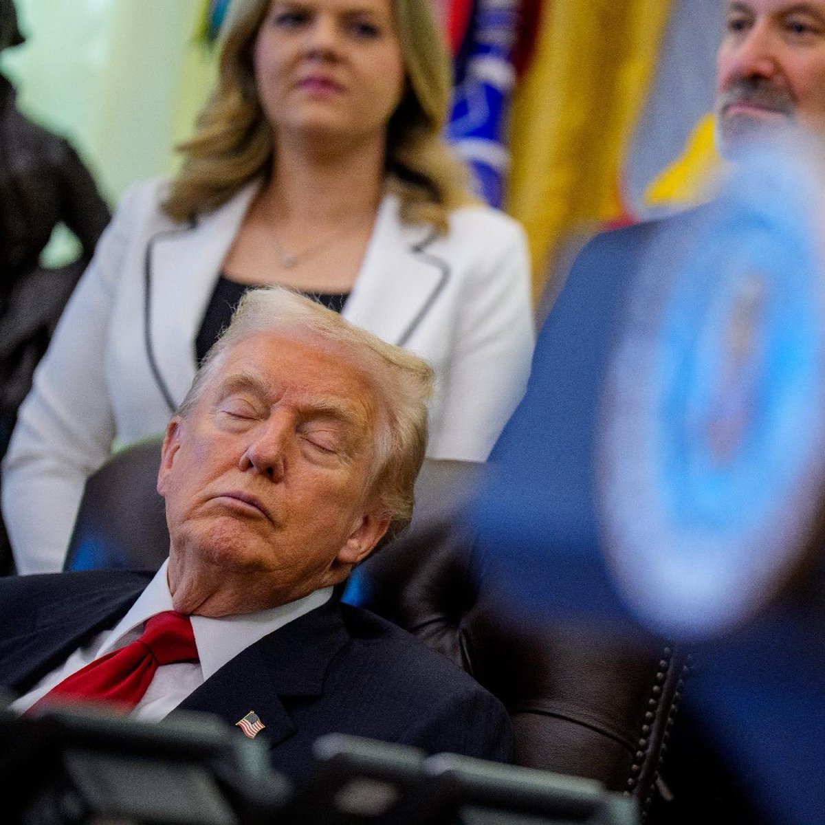 trouble_man90's tweet image. Pop quiz: 

Which one of these two guys was forced off of his presidential ticket by his decades long friends and colleagues and ran out of town because he was “too old”??