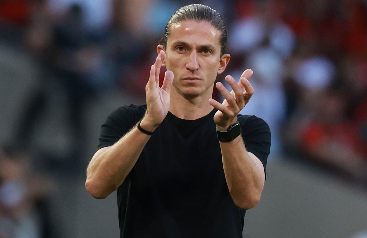 2010MisterChip's tweet image. ‼️RÉCORD HISTÓRICO‼️

@filipeluis ha pasado de ganar la Copa Libertadores como jugador (2022) a hacerlo como entrenador (2025) en tan solo 3 años y 31 días, un hito SIN PRECEDENTES en la historia del fútbol sudamericano.

El récord previo tenía 52 años de vigencia y pertenecía a…