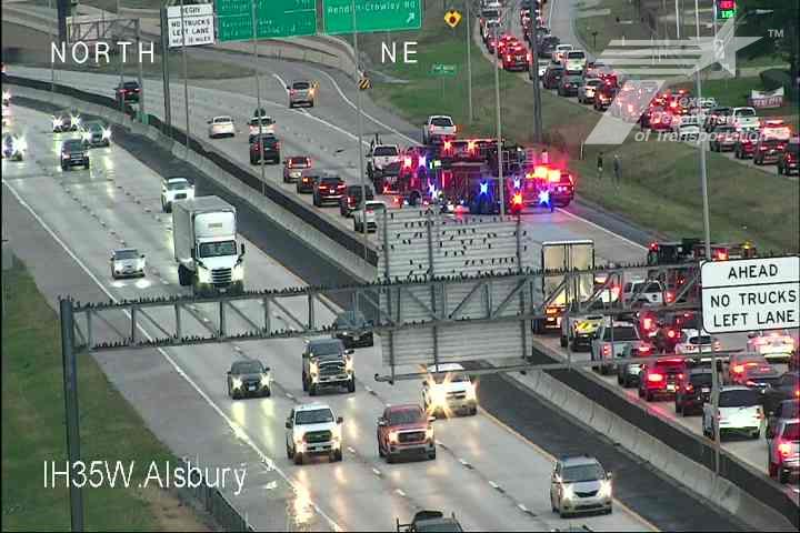 krldtraffic's tweet photo. #Burleson into #Everman: IH-35W NB @ Alsbury, a wreck has only the left lane getting though - delays from Hidden Creek @KRLD #KRLDTraffic #1080KRLD #trafficalert @TxDOTFortWorth #Waze https://t.co/WZkFVyeOOd