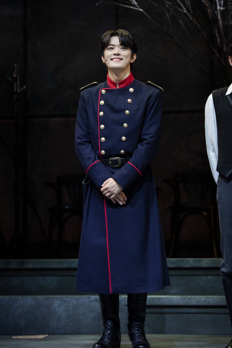 Dear_pic's tweet image. 251129 &amp;lt;데카브리&amp;gt; 18:00 
알렉세이 | 변희상

(극중에서 볼 수 없는 미소🥹 귀엽다🥹)