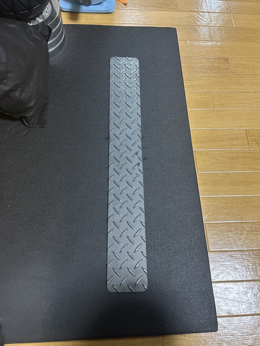 null_null33's tweet image. そこら辺に落ちてる鉄板を綺麗にカットしてもらいました

工作したいけど今日もぼっち仕事😑