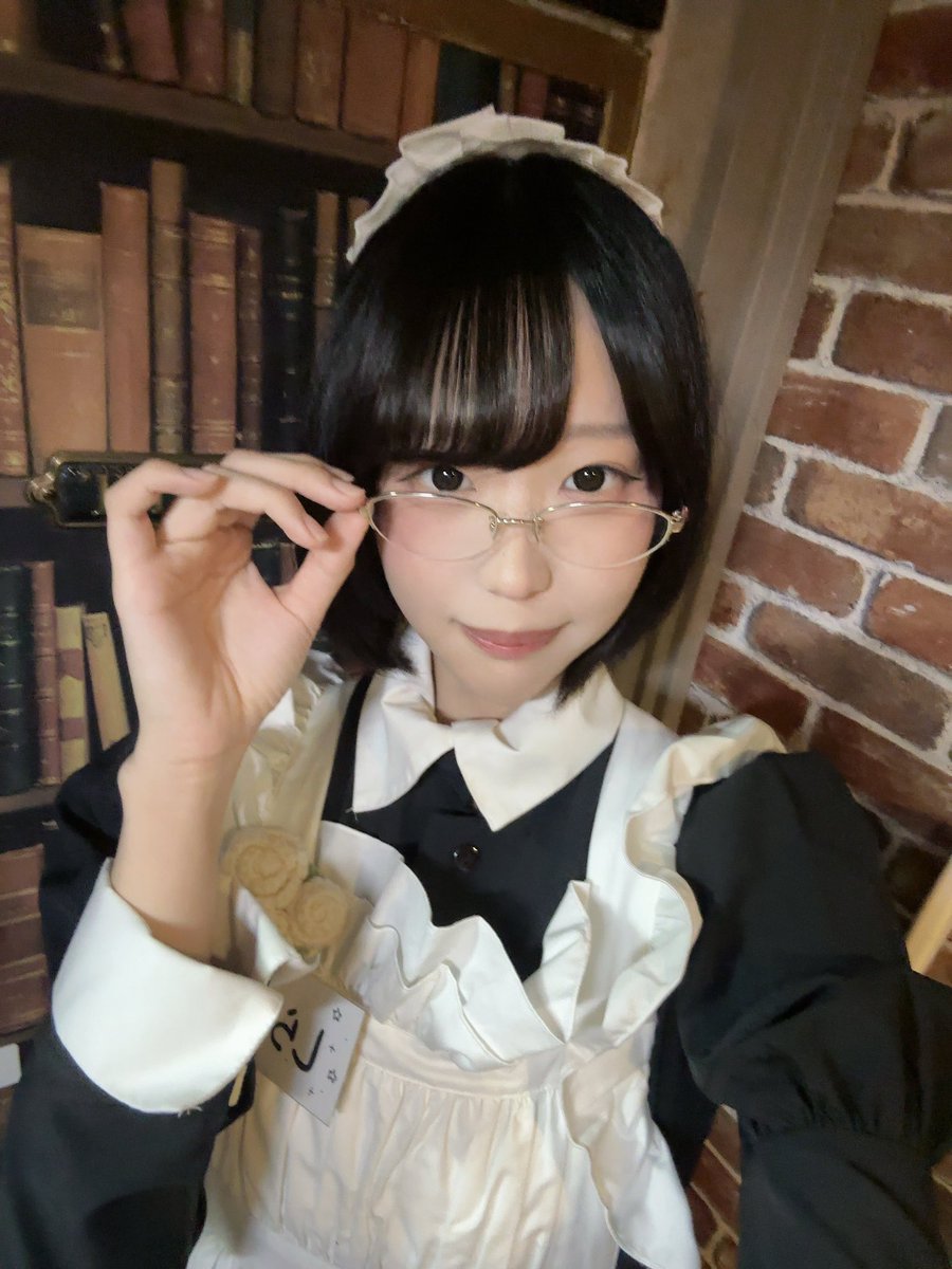 shilabe_wp's tweet photo. ごきげんよう。

本日もワンダーパーラーは10~22時で営業いたします。

さて、昨日はめずらしくメガネ姿でお給仕いたしました。

日常生活ではどうにかなる程度の視力でございますが、読みものや映画などでは必須アイテムでございます。

みなさまの姿をよりはっきりみることができた気がします。 https://t.co/ibxOwGMjLF