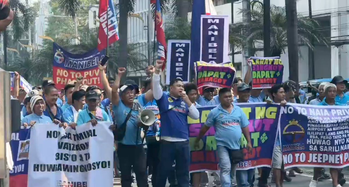 PhilippineStar's tweet image. ‘‘DI KAMI BAYAD’

Transport group Manibela marches along Kalaw Avenue toward Rizal Park to join the Baha sa Luneta 2.0 rally on Sunday. | via @edjreports
