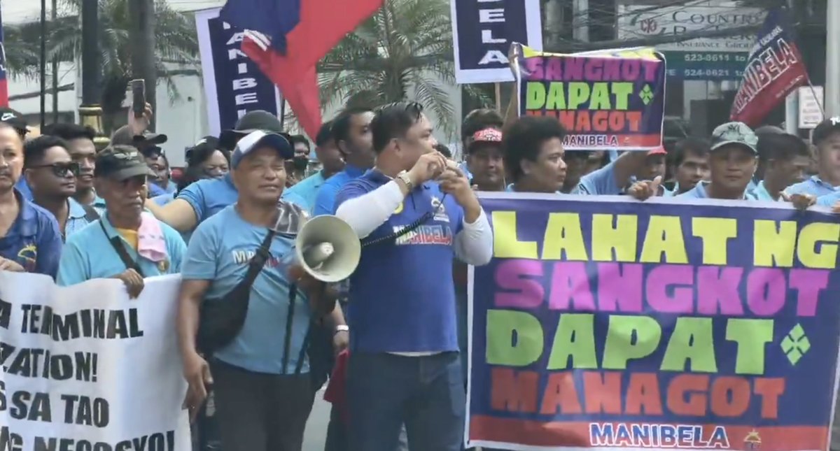 PhilippineStar's tweet image. ‘‘DI KAMI BAYAD’

Transport group Manibela marches along Kalaw Avenue toward Rizal Park to join the Baha sa Luneta 2.0 rally on Sunday. | via @edjreports