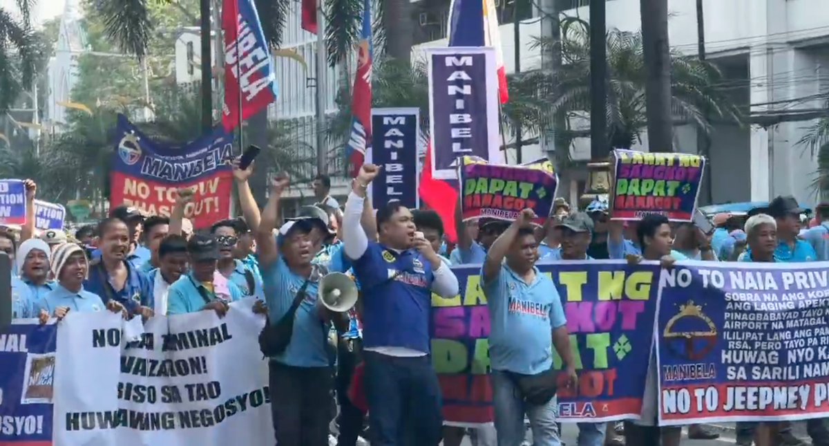 PhilippineStar's tweet image. ‘‘DI KAMI BAYAD’

Transport group Manibela marches along Kalaw Avenue toward Rizal Park to join the Baha sa Luneta 2.0 rally on Sunday. | via @edjreports