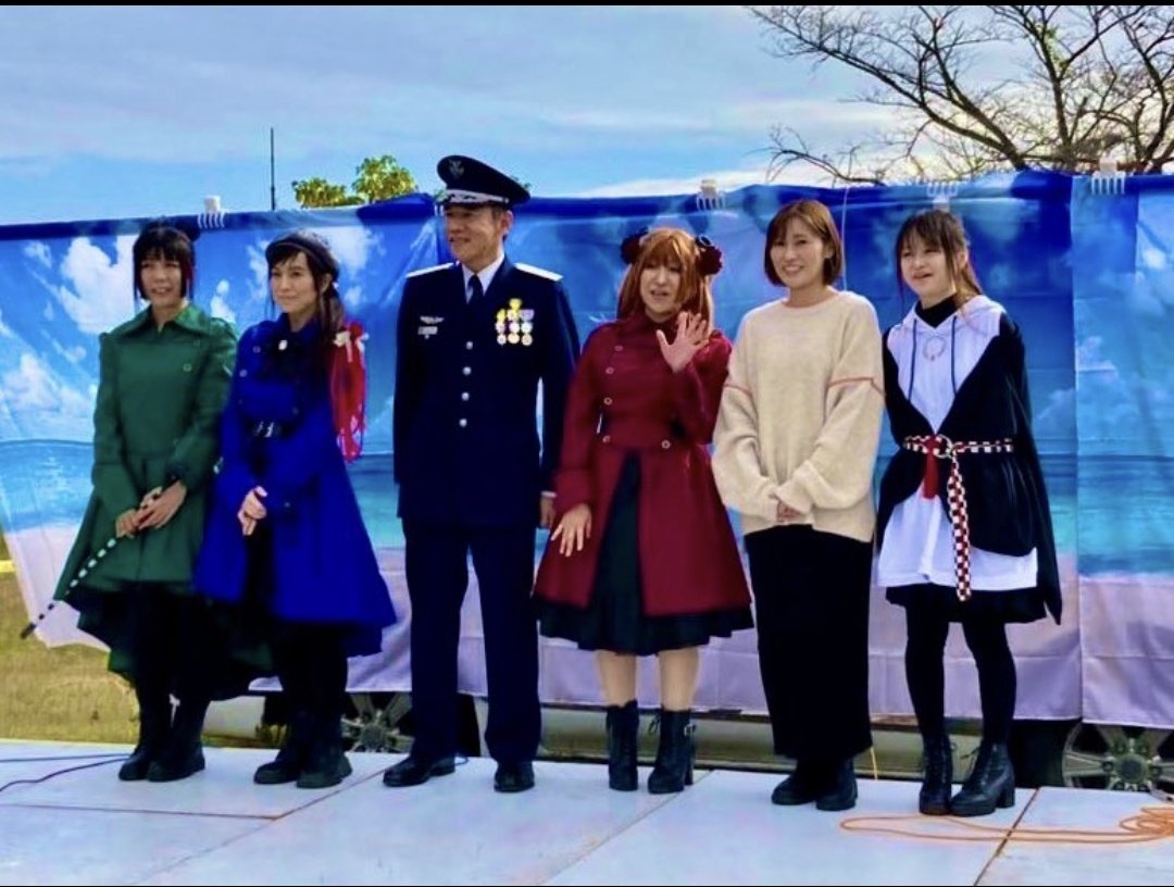 OTOOTA's tweet image. そんな空気何処にあるの？
自衛隊公認で航空祭で声高に
「こういう平和な日々が続きますように」って反戦ライブやってますよ