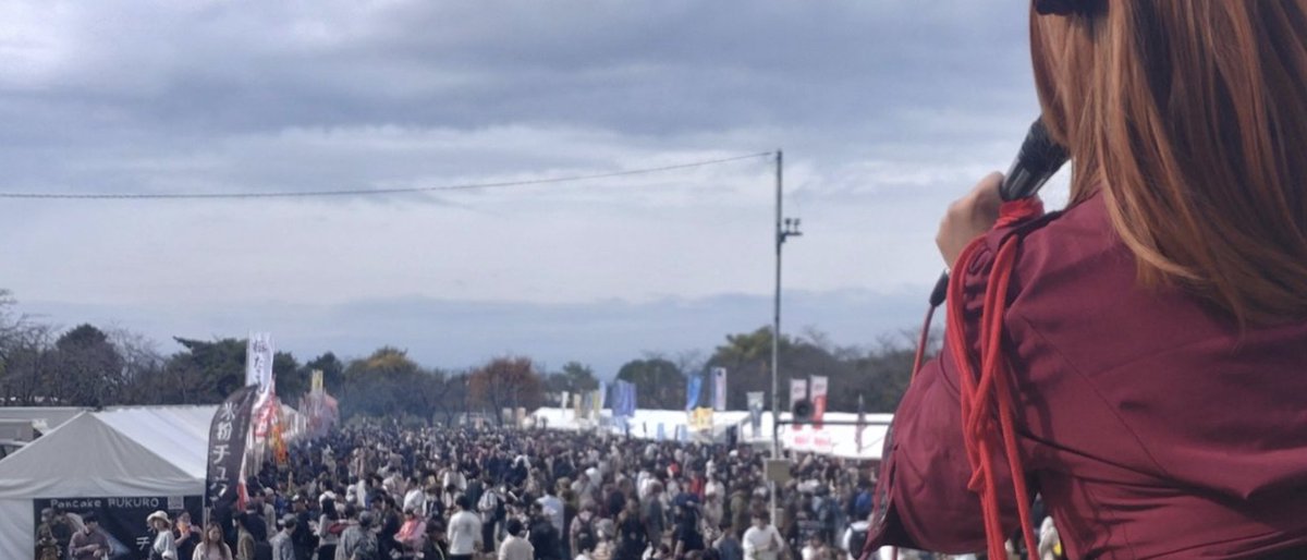 OTOOTA's tweet image. そんな空気何処にあるの？
自衛隊公認で航空祭で声高に
「こういう平和な日々が続きますように」って反戦ライブやってますよ