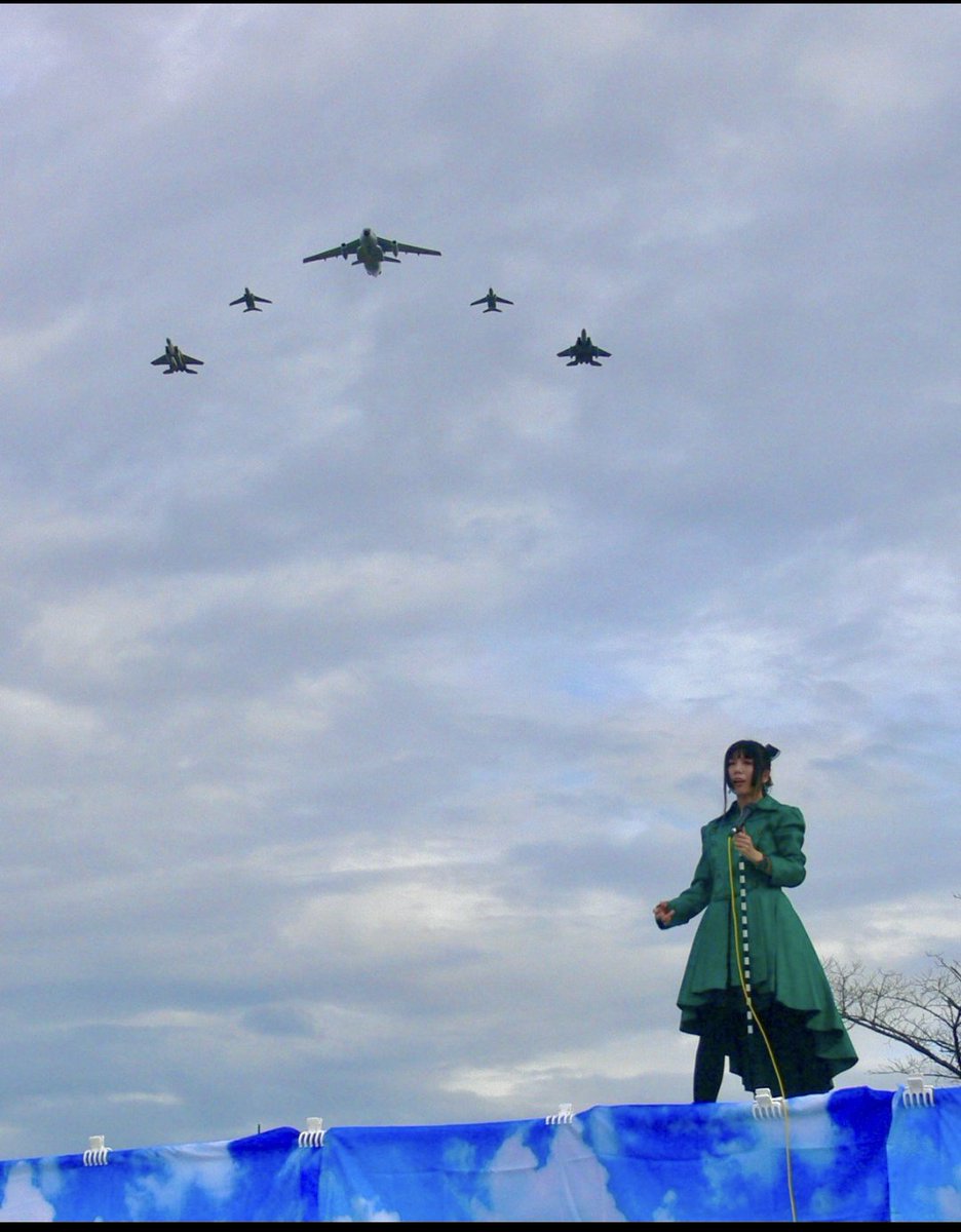OTOOTA's tweet image. そんな空気何処にあるの？
自衛隊公認で航空祭で声高に
「こういう平和な日々が続きますように」って反戦ライブやってますよ
