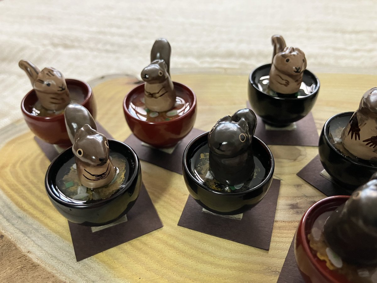 kinoshiru1's tweet photo. 11月15日から開催中の
『たぬきとリスのクリスマス展』
に参加予定でしたが、私事で開催に納品が間に合わず、ようやっと発送いたしまたした。
今年は、リス汁つくりました。
ニホンリス、シマリス、タイワンリス、エゾリス。
リス部分、ミニ椀全て漆塗りです。 https://t.co/HSNDe20dmX