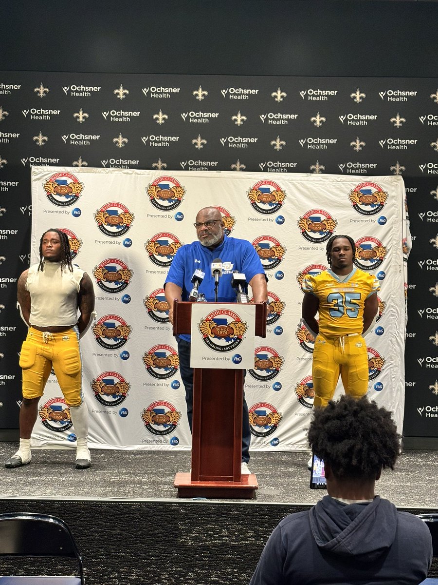 Coach McNair &amp; his “bodyguards.” 😂

#Southern wins their first game since Aug. 30 and gets their 4th straight Bayou Classic victory! <a href="/CurDogFootball/">CHS Football</a> alum Barry Remo named MVP.