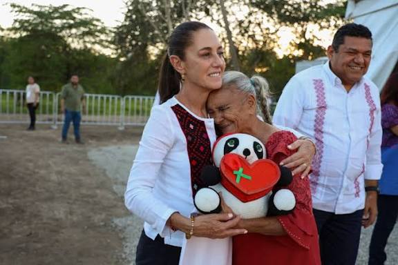 ReporteTab's tweet image. La chocada se dejará sentir en el Zócalo apoyando a @Claudiashein

Más de 10 mil tabasqueños asistirán  a celebrar los siete años de la Cuarta Transformación, el próximo 6 de diciembre, en el zócalo de la CDMX, estimó el secretario de Gobierno José Ramiro López Obrador