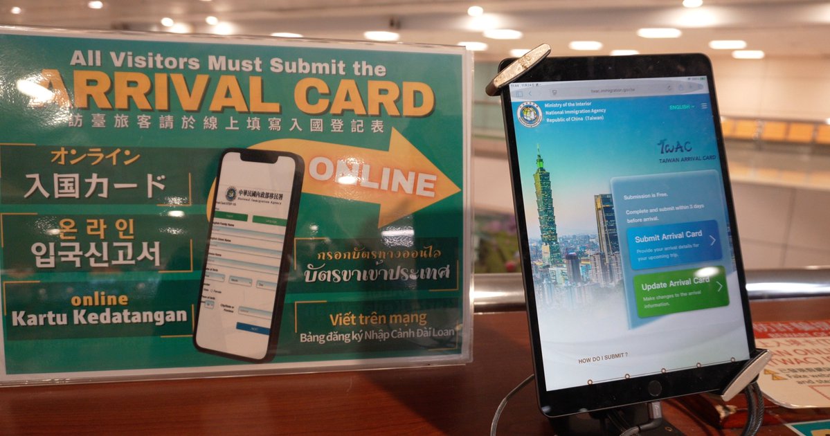 CopochanLine's tweet image. 入国カードのポスト、昨日からいいねリポストたくさんいただいているので最新情報〜‼️
台湾の入国審査のエリアにタブレットが設置されていました。
この場でタブレットから入国カード登録も可能ですが、個人情報ダダ漏れのまま放置されている端末が結構あります...💧…